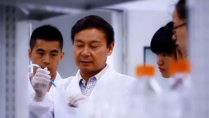 陳新華：浩海治學(xué)造福于民，俯身...